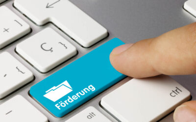 Maximale Förderung Hand drückt türkise Tastatur-Taste mit Aufschrift 'Förderung' und Ordner-Symbol